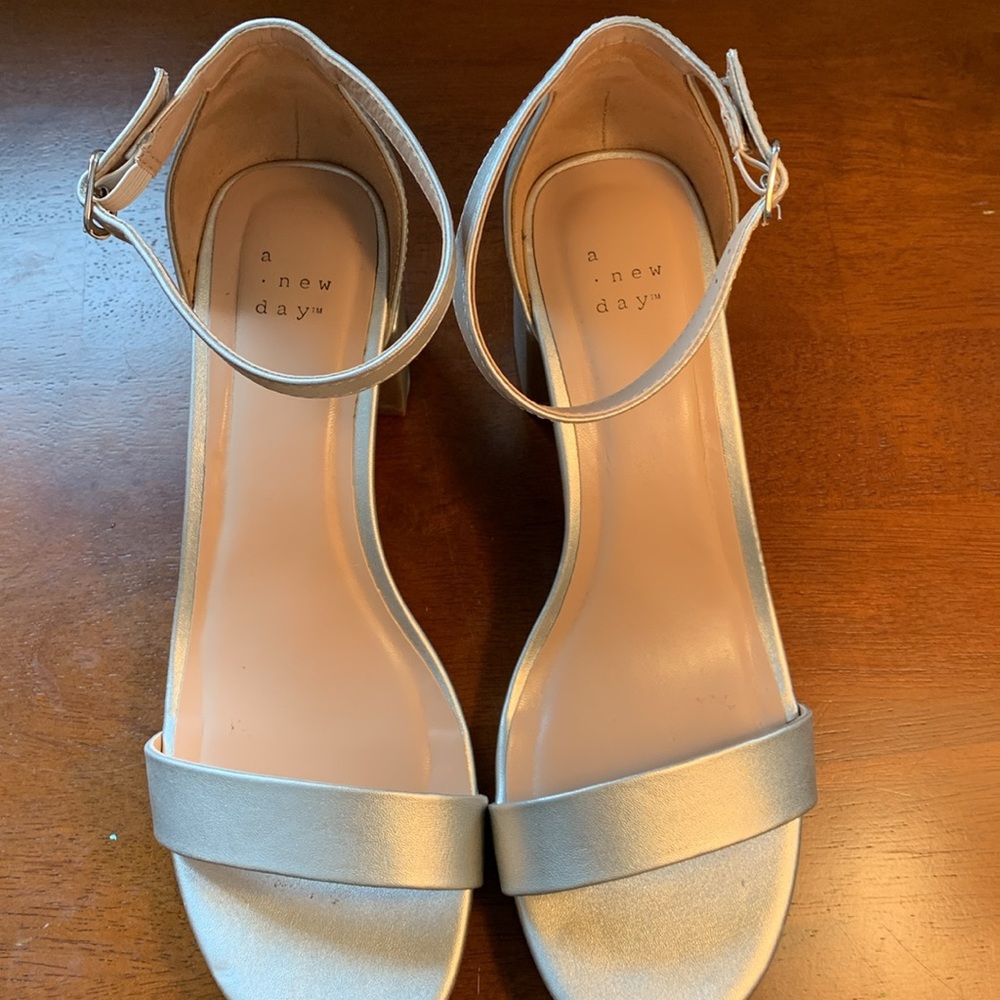 A New Day Pumps Silver Size 9 Women’s in Box - Picture 3 of 7